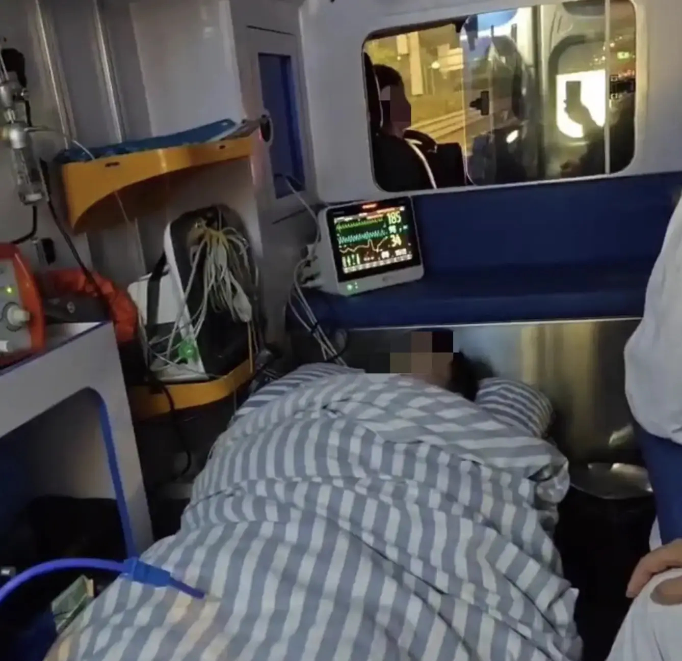 【浙江一#医院禁止职工推荐非正规转运车辆#】据潇湘晨报报道，近日，浙江金华东阳市