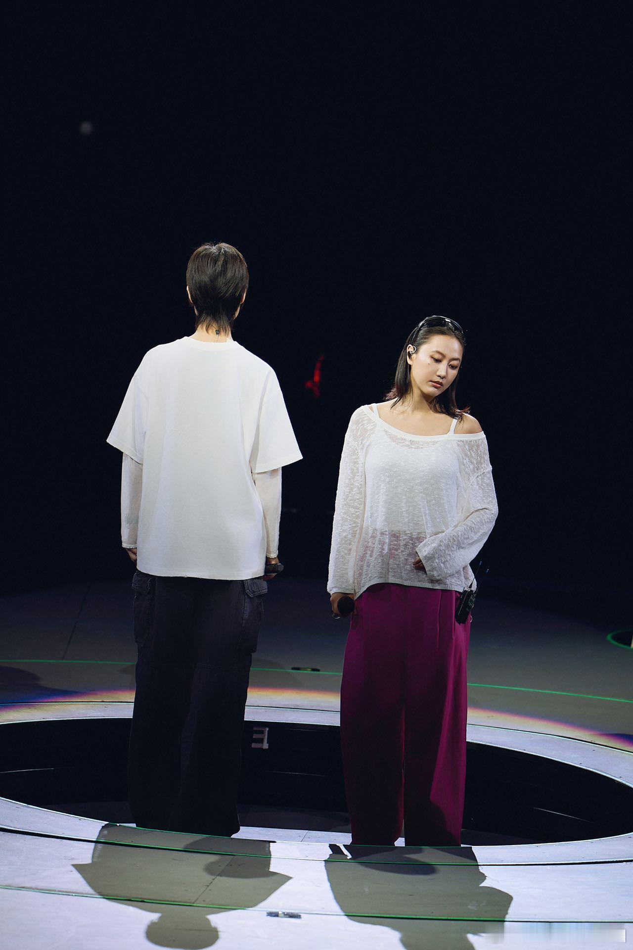 李宇春是陈粒演唱会惊喜嘉宾 刚定了巡演的李宇春，转身就成了陈粒演唱会的惊喜，这连