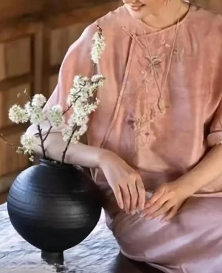 月亮不知道她的恬静皎洁
甚至不知道自己是月亮
沙砾不了解自己是沙砾
任何事物都不