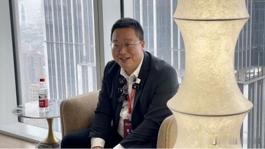 高信资本董事长曹斌投资张雪机车三千万造车，是第一人第一次投张雪机车的，真是慧眼识