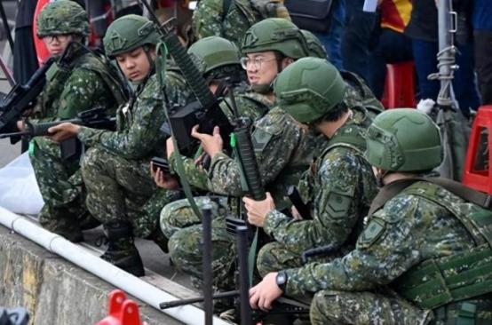 台军彻底慌了！士兵发灵魂拷问引爆全网——战败阵亡抚恤金找谁领？民进党画大饼坑惨年