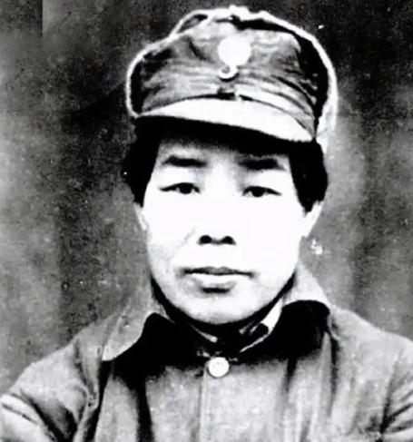 新中国成立后，陈少敏前往青岛一家纺织厂考察，发现厂长和工人的生活差距极大，当地没
