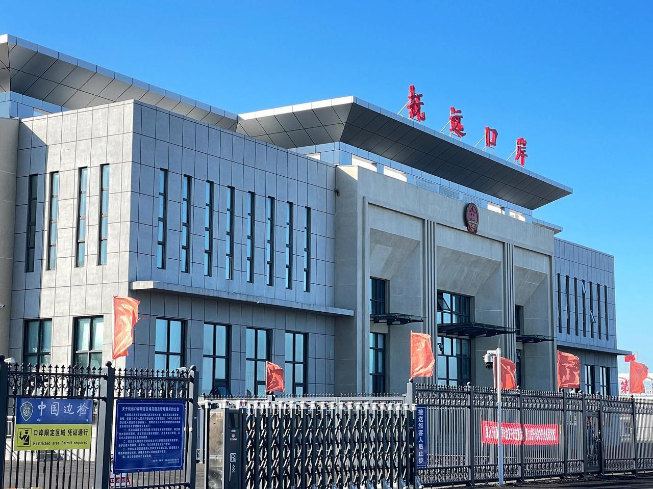 受前期降水及上游来水影响，乌苏里江水位持续上涨，江水淹没路面，东极广场因水漫而关