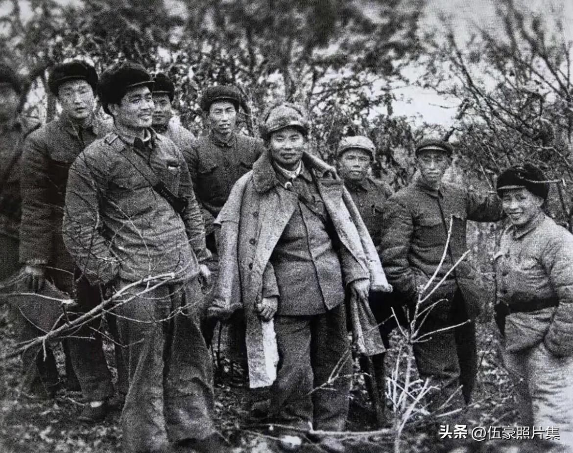 1951年志愿军第19兵团入朝参战期间，第65军军长萧应棠（前排左一）、政委王道