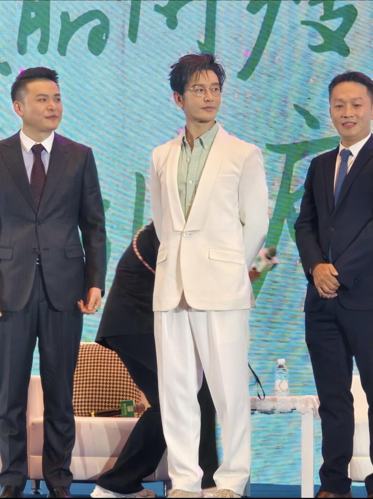 黄晓明近照，他身穿白色西装亮相活动的画面，真的很显年轻。

黄晓明帅气有演技，在