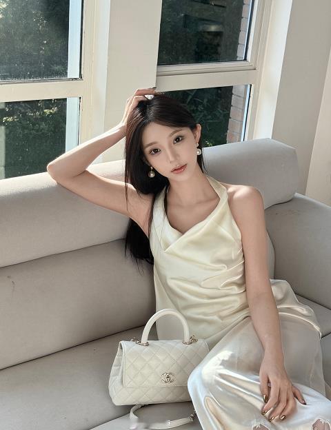 树一官宣与慎婕分手 曾与王思聪高调恋爱的慎婕，分手后与树一交往。如今树一也官宣与
