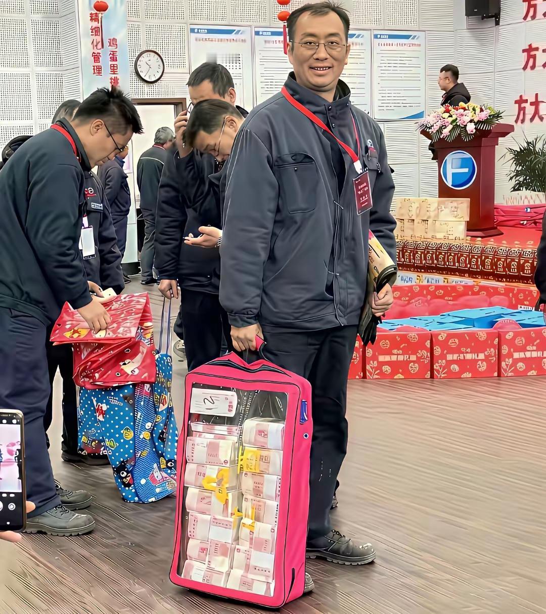 这是哪家员工，领钱领到手软，这么一大袋钱得好几十万吧？
哪家那么豪横？还招人吗？