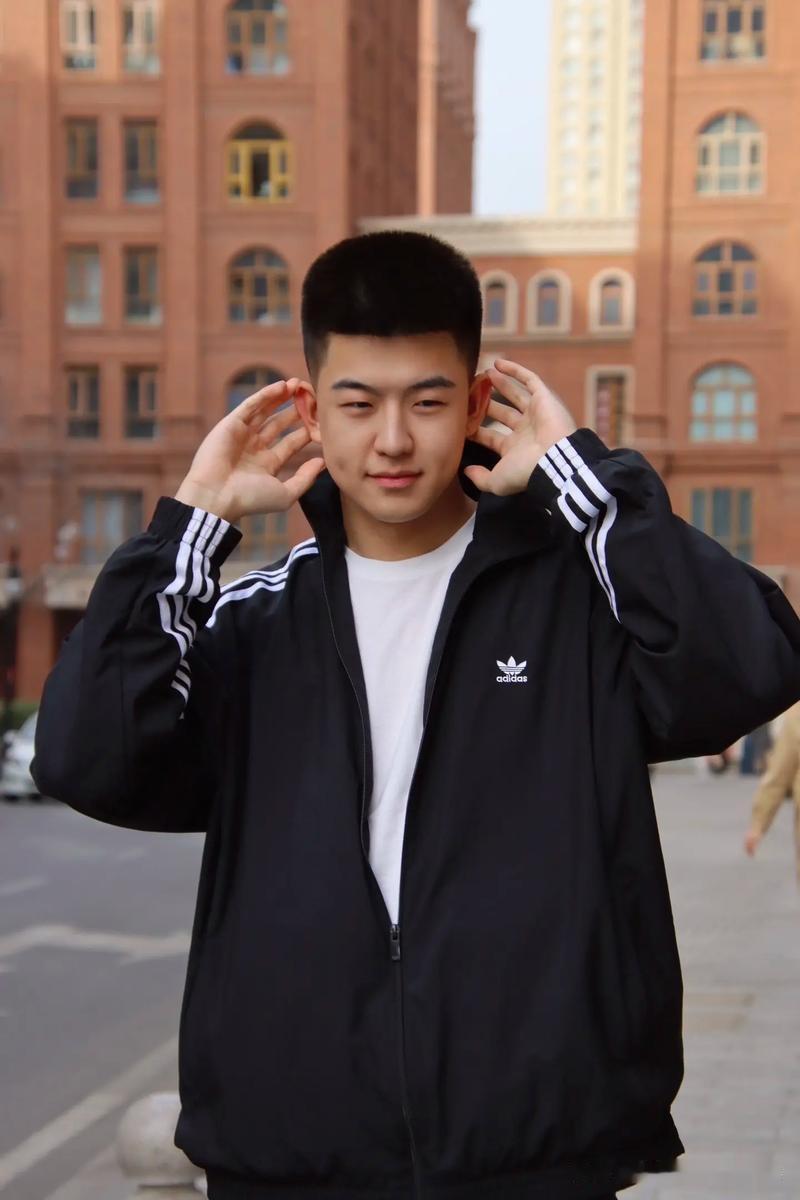 儿子的估分出来了，
语文119分，
数学128分，
外语121分
 
物理92，