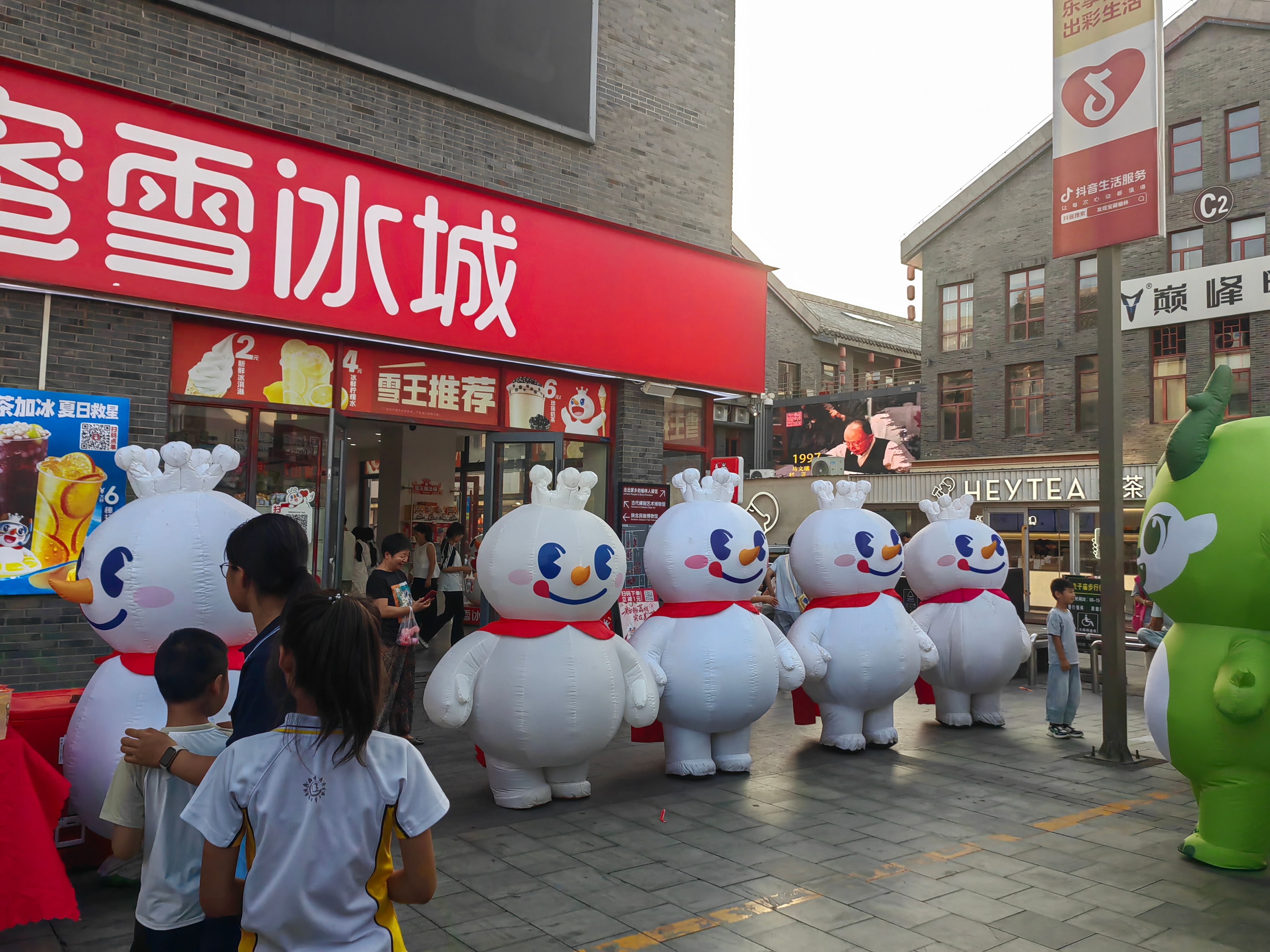 偶遇一堆雪王 