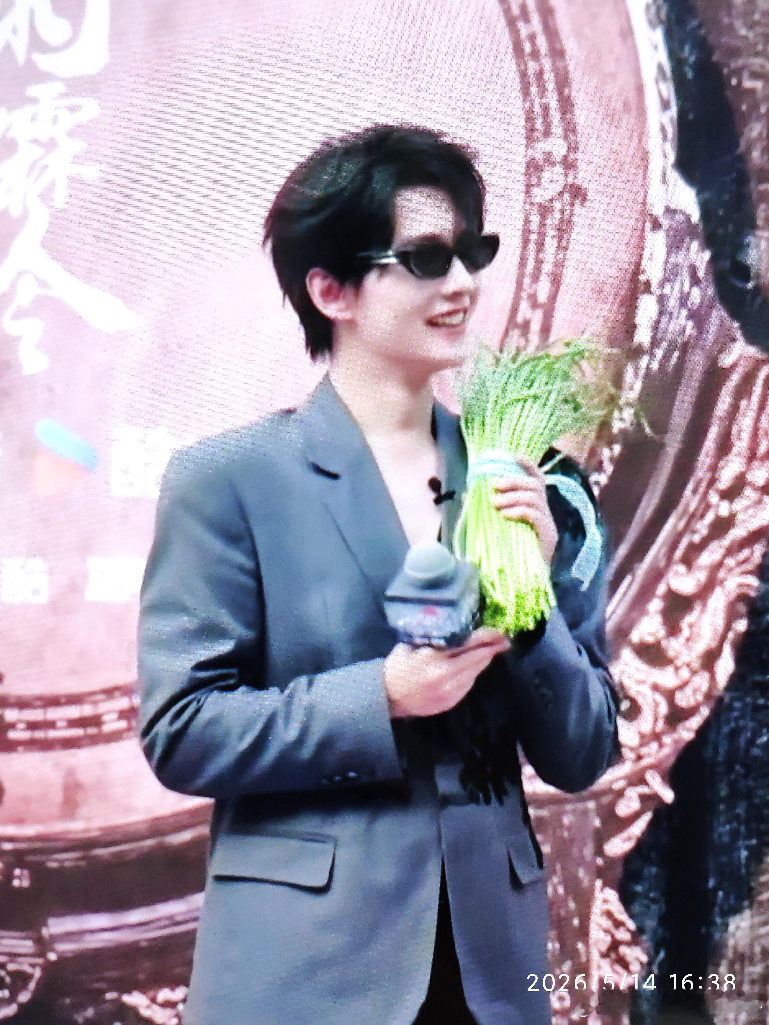 杨洋来河南也得抱捆蒜苔回去电视剧雨霖铃 开封待客从不会缺仪式感，蒜薹花给到杨洋满