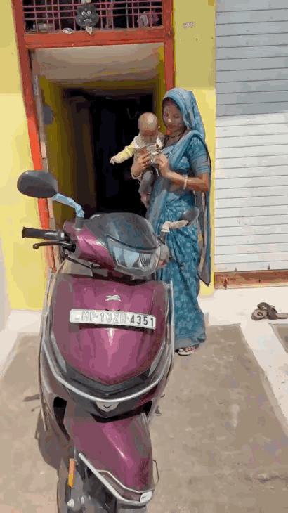 我想到了背着，抱着，顶着。
但是躺着我是真的没有想到的。