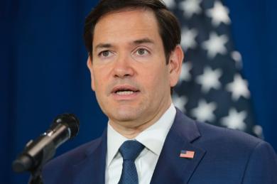 美国国务卿鲁比奥4月2日晚发文写道：“中国扣押或以其他方式阻碍悬挂巴拿马国旗的合