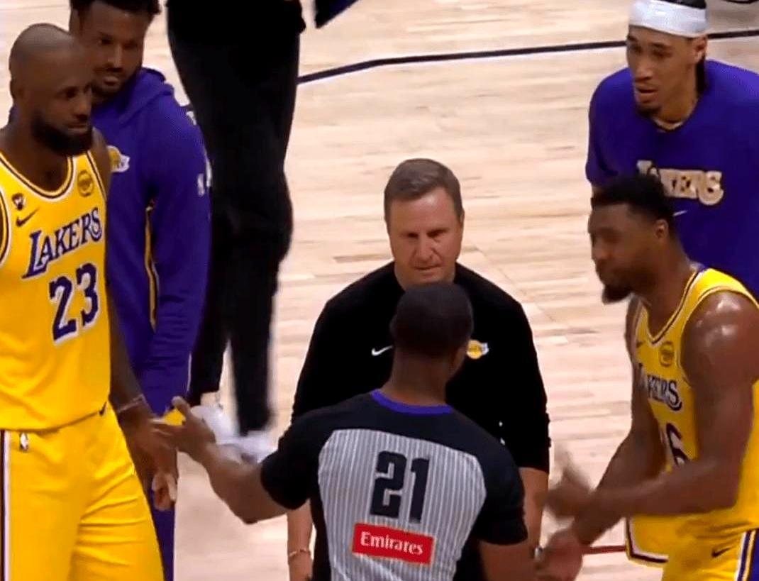 篮球场上最冷的笑话，是规则只对特定的人生效。
 
詹姆斯打破了历史纪录，却换不回