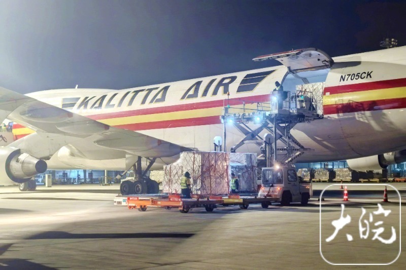 #83吨波士顿龙虾包机到合肥#【#安徽除夕餐桌迎来83吨进口龙虾#】 2月12日