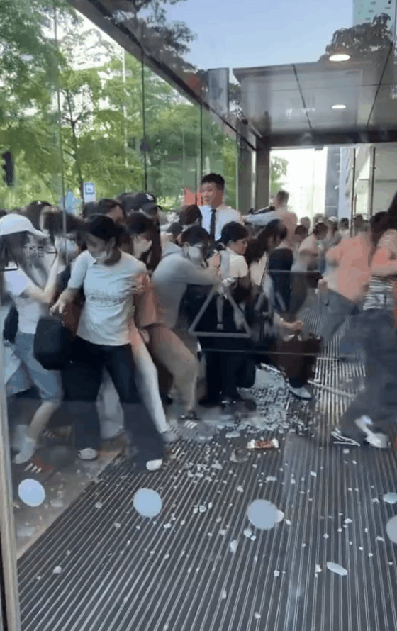 【张凌赫线下活动粉丝挤爆商场玻璃】张凌赫南宁线下活动临时取消5月31日，张凌赫原