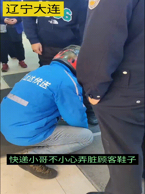 近日辽宁大连，这也太欺负人了，一位快递小哥用沃尔玛的推车拉货，不小心碰到了一位顾