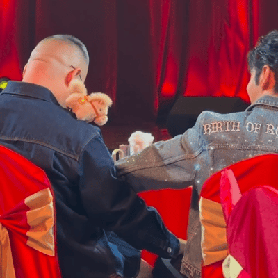 岳云鹏亲了黄晓明的手老一辈下手就是没轻没重！小岳岳突然亲手背，黄晓明当场愣住还得