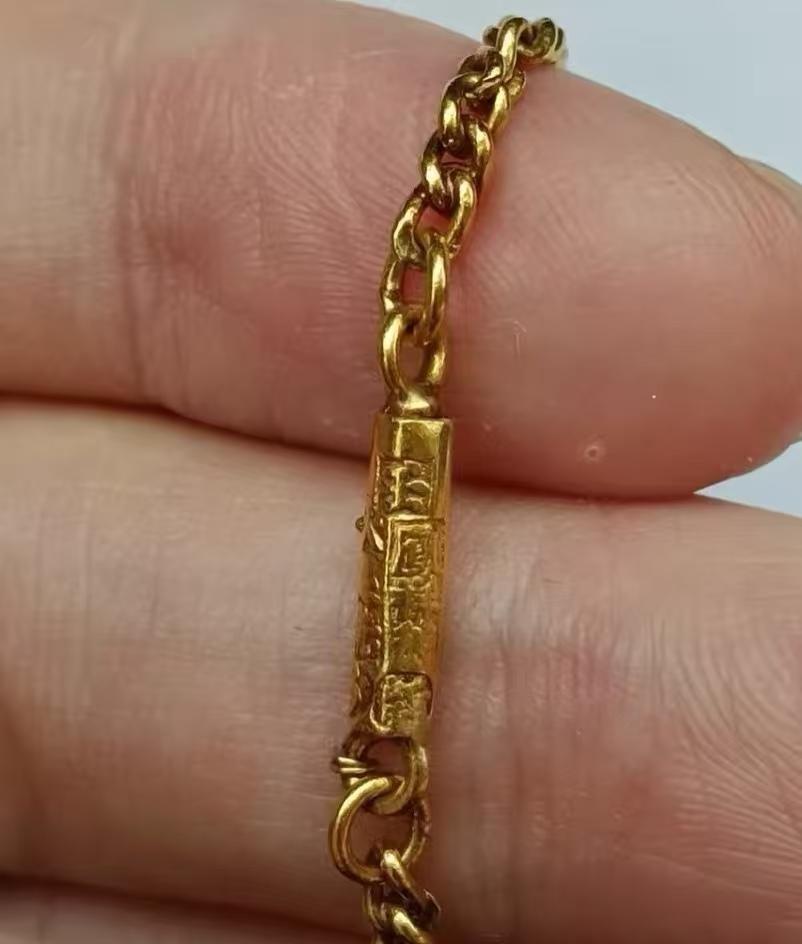 昨天过生日，吃完饭公公给我一个眼镜盒，我以为是眼镜，打开一看是条金手链，链子上挂