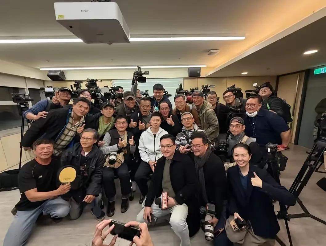 马龙的光芒，真是让人目不暇接！

第一，马龙的存在感，简直是让人无法忽视，仿佛她