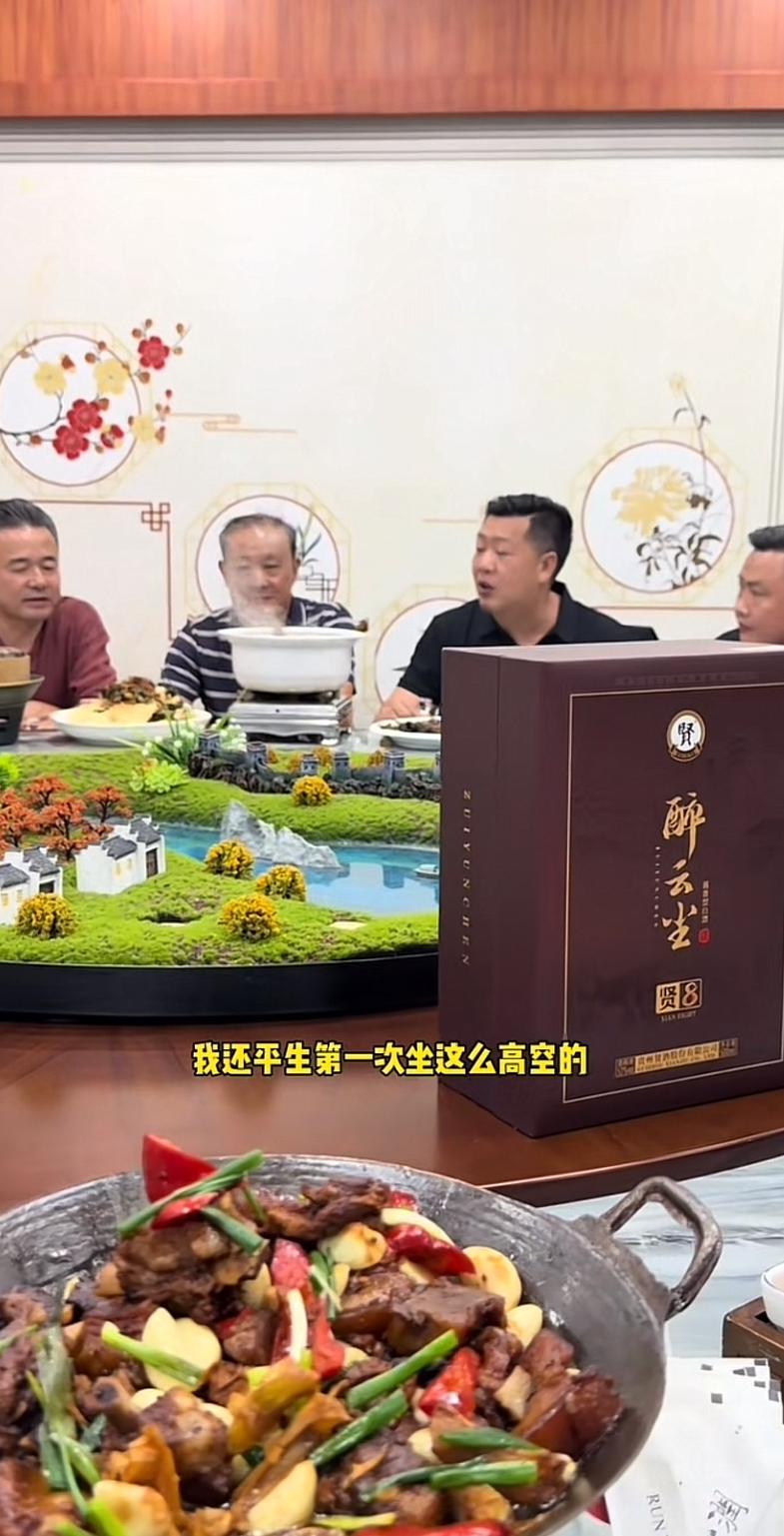 张大炮管不住自己的嘴，看到有好酒，又喝大了，今天他在安徽金寨县和炉子哥等一众好友