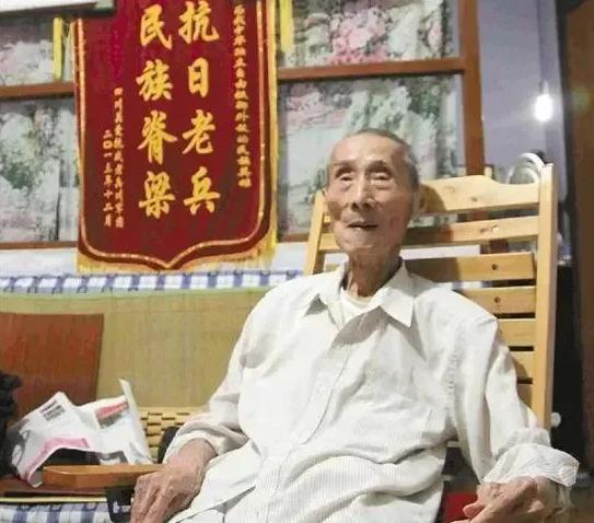 1942年，黄士伟在路边埋地雷阻击日军，没想到全被日军排掉了。这时，他突然有一个