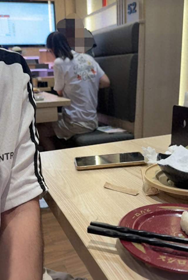 男童餐厅小便喊“谁要喝柠檬”，家长用饮料杯接，这到底算啥事。