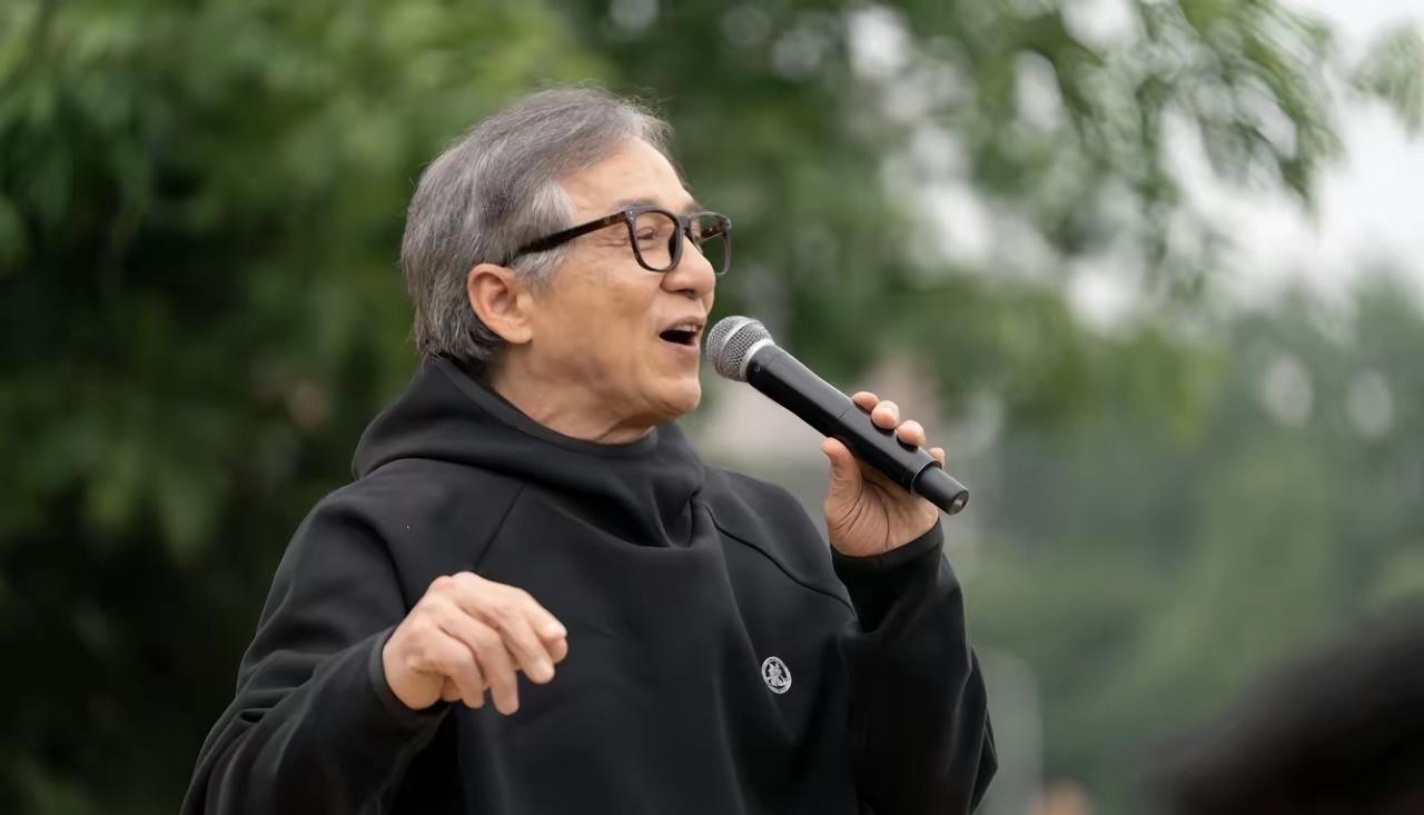 凌晨三点，成龙盯着监控里72岁的林凤娇，独自叠着成山的衣服。
那一刻，他才猛然惊