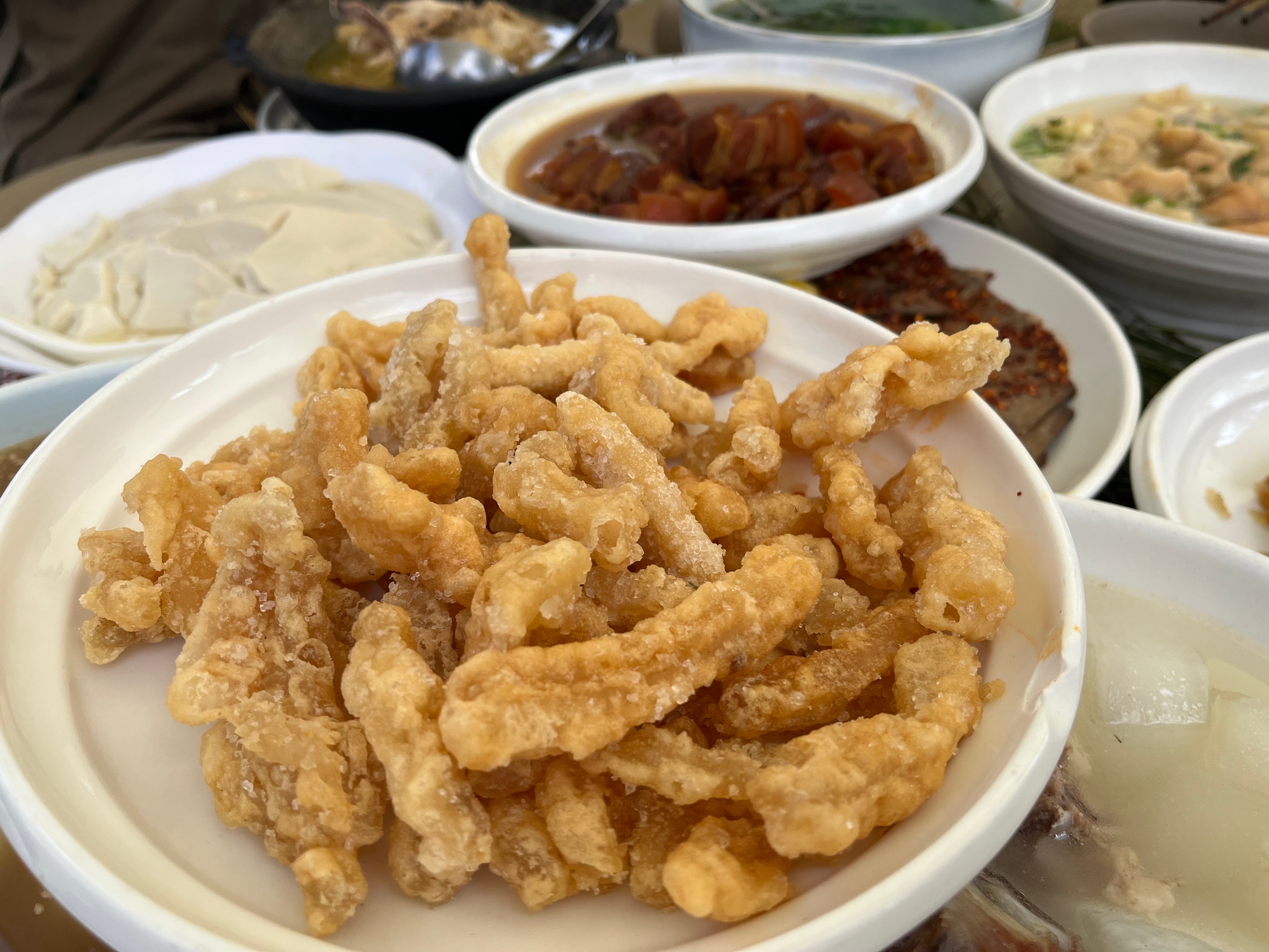 #品味祥云舌尖上的乡愁#长长的水上栈道，一字排开的长方桌，土锅鸡、粉蒸肉、葱花煮