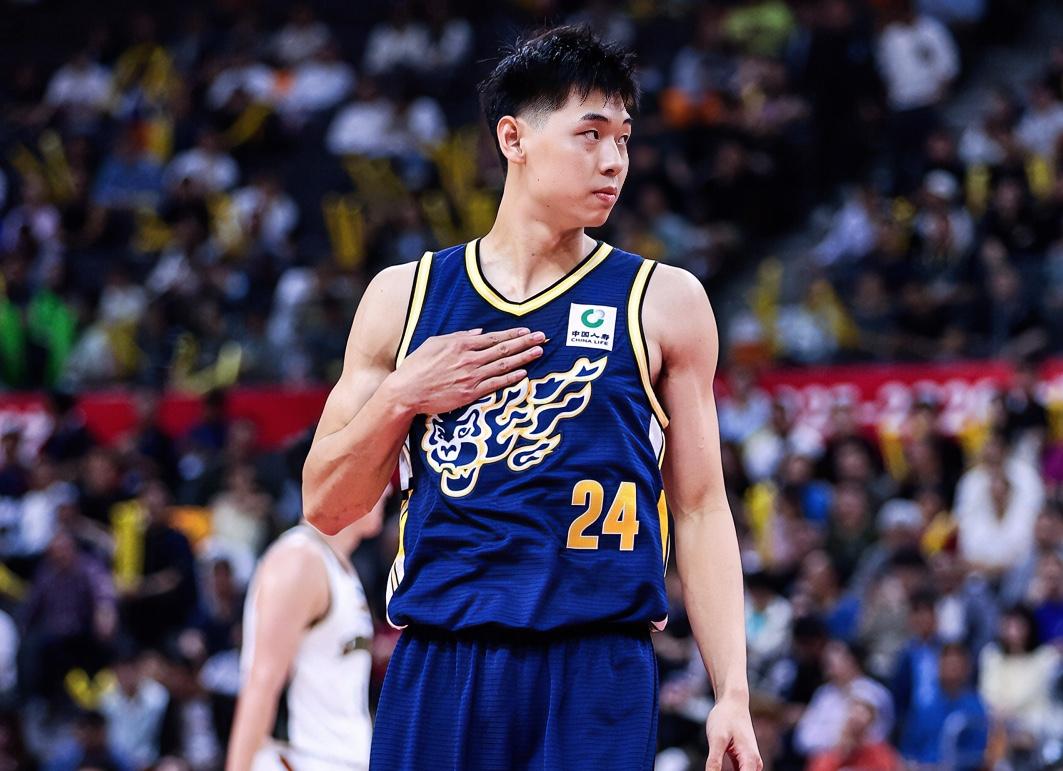 太嚣张！崔永熙晃飞外援+滑翔暴扣燃爆全场，广东主场直接沸腾。

比赛进行到第三节