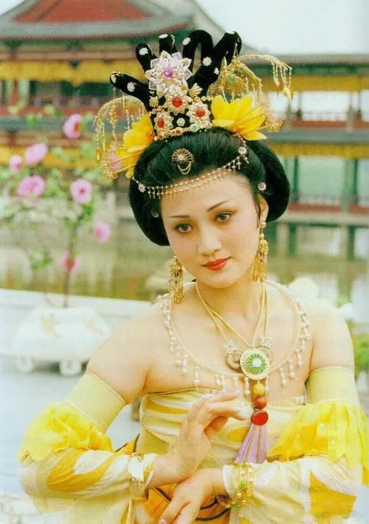 80年代最美女星林芳兵，16岁遭人用“私密照”陷害，险些毁了一生，而不久后更惊险