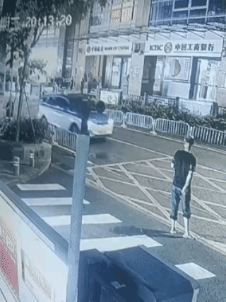 这个女子过马路也不看一看，不管不顾的就硬闯，结果被车轻轻的撞了一下，感觉伤势不是
