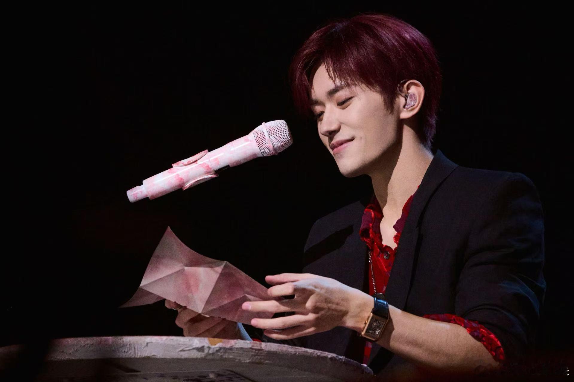 易烊千玺在更大的舞台上相逢易烊千玺礐嶨演唱会暂告一段落易烊千玺礐嶨演唱会暂告一段