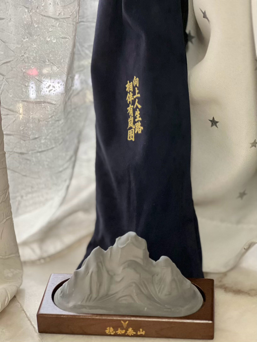 岚图这个袋子尺寸刚刚好可以装进我的自拍单脚架，完美，希望单脚架可以一直稳如泰山，