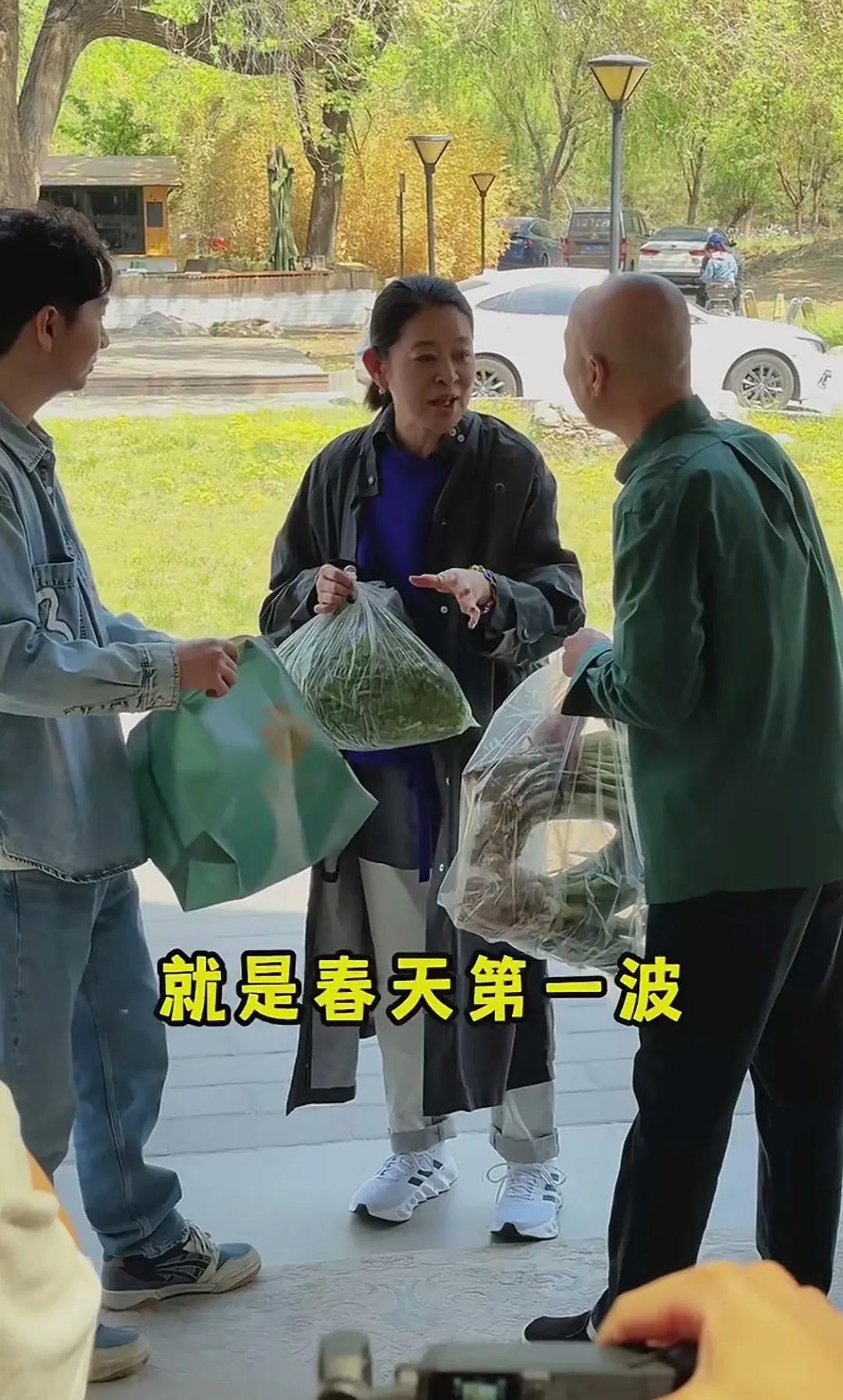 陈佩斯倪萍
40年好友相聚同框好感人
看，倪萍大姐好重情
专门给陈佩斯带来自己老