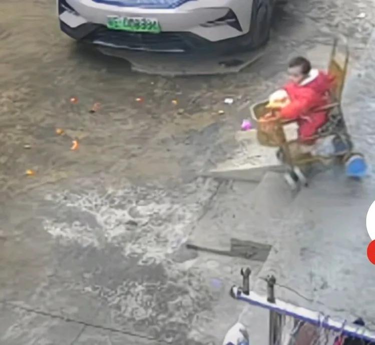 宝宝坐在婴儿车滑下台阶，千钧一发之际，爸爸用脚护住宝宝的头，
网友说，幸亏这一脚