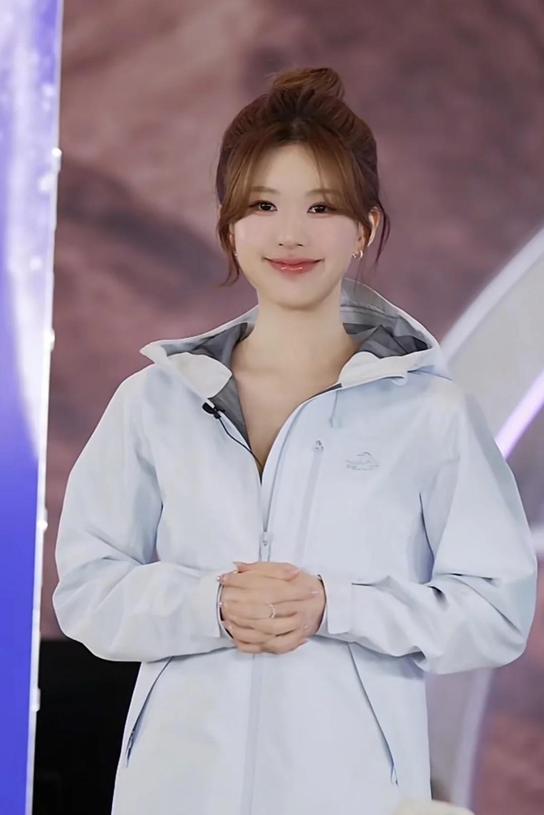 速来看妹宝
赵露思我可以是任何 赵露思 女款冲锋衣 冲锋衣测评 当她穿上了硬壳