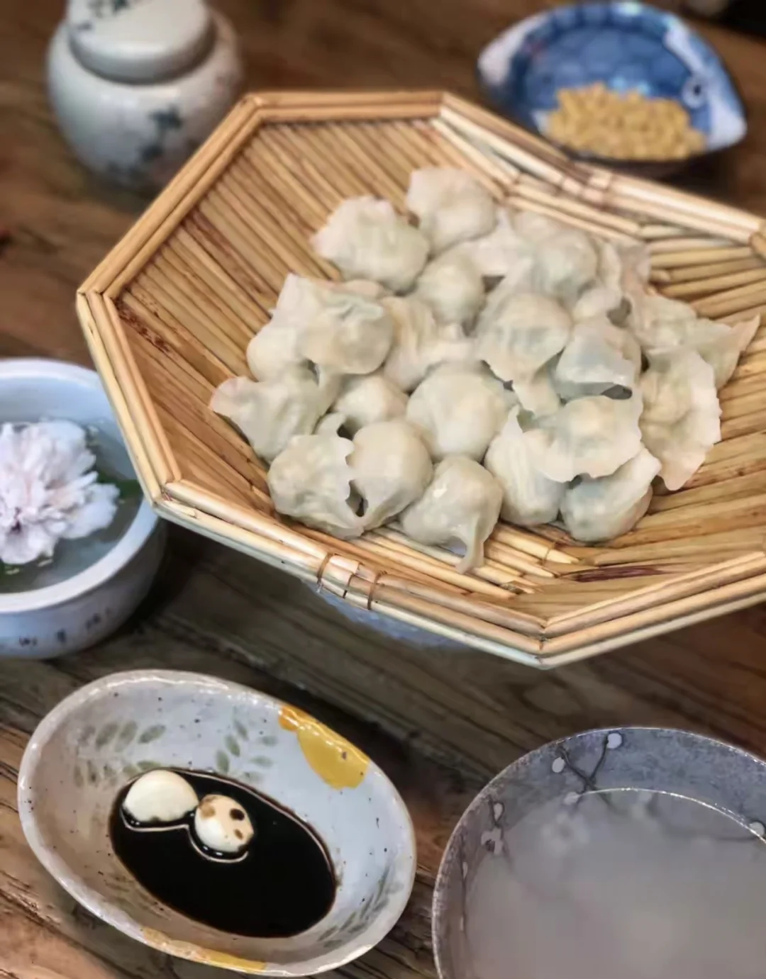 人是无法“饿着”上路和赶路的，心理和精神层面尤其如此。 因此，无论是孩...