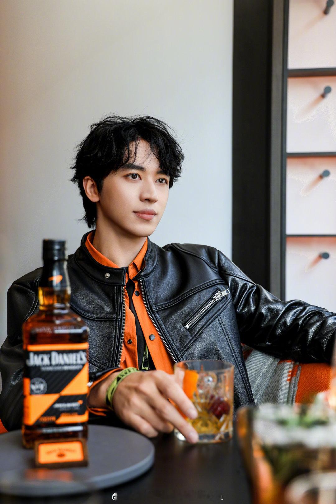 破界追风，是我的热爱所在。很开心能够作为品牌挚友来到F1现场，感受速度与激情！还