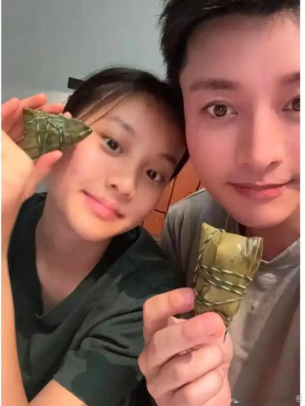 甜馨和贾乃亮过父亲节 贾乃亮父亲节晒图了！甜馨长高了好多，父女俩同框画面太有爱了