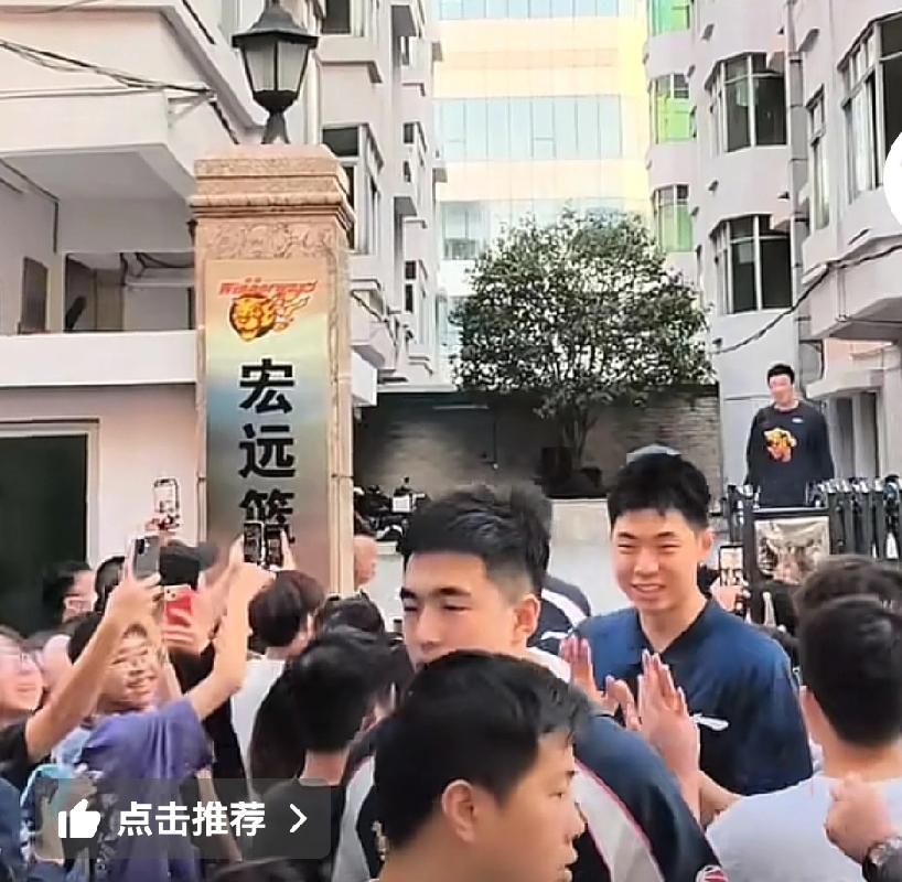 宏远队下午开会休息，“广东篮球先锋号”大巴，被球迷拥堵个水泄不通

是不是低碳出