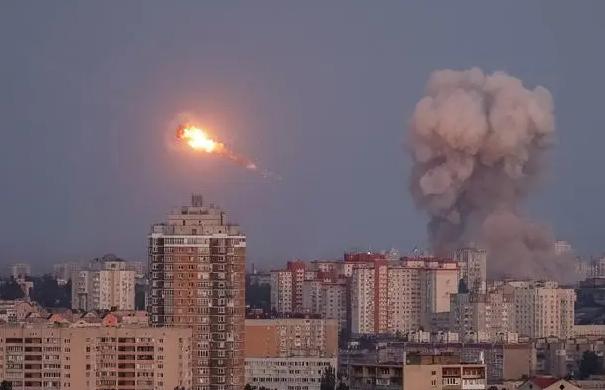 乌克兰机密暴露了？深夜基辅直接炸响，市中心高端酒店被俄军精准命中，大火烧穿整栋楼