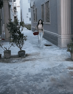 她肯定割了双眼皮