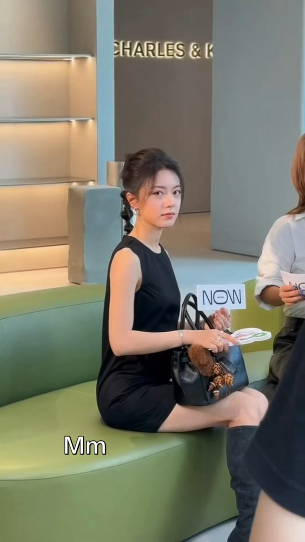 赵今麦手拿小小麦赵今麦小黑裙高马尾造型干净又出彩，高马尾自带元气，黑裙增添几分精