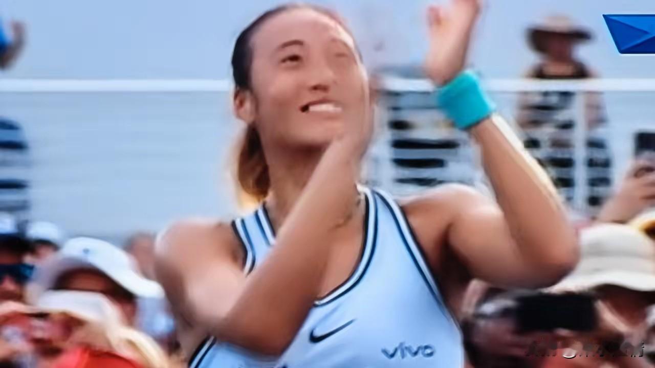 北京时间9月4日凌晨，2026美网女单第二轮上演焦点对决，郑钦文历经三盘苦战，以