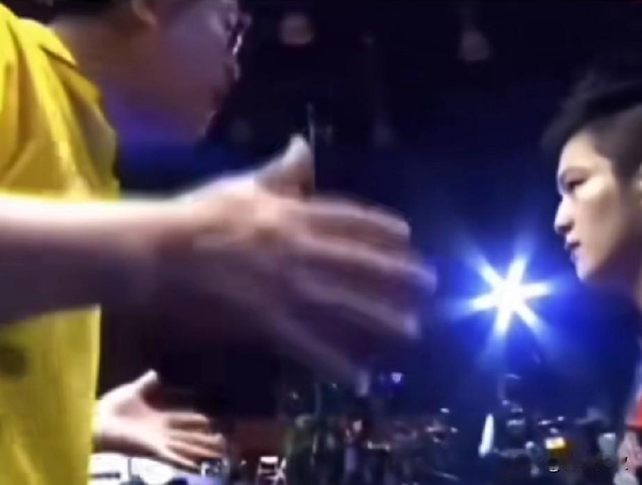 我发现，樊振东和孙颖莎才是一类人！

2015年苏州世乒赛，
18岁的樊振东吃了