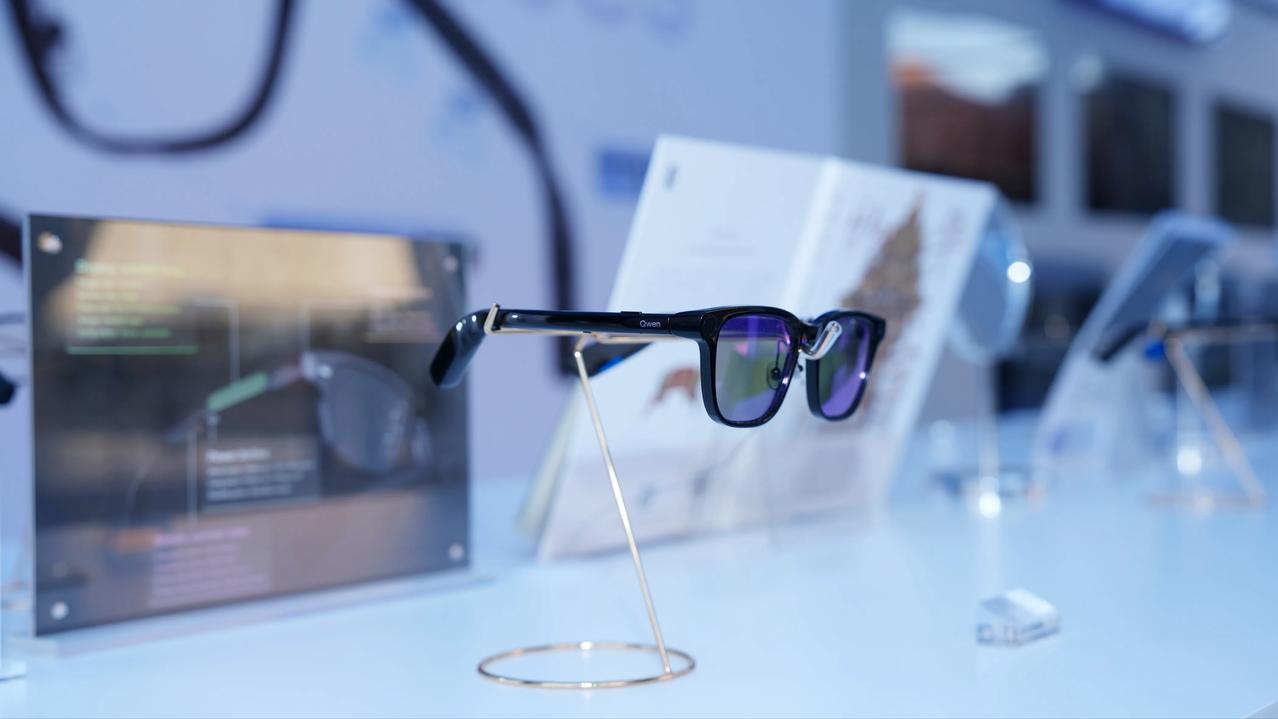 外国媒体都在夸，MWC被围观的AI眼镜，在中国市场率先开卖了！

刚刚看到，千问