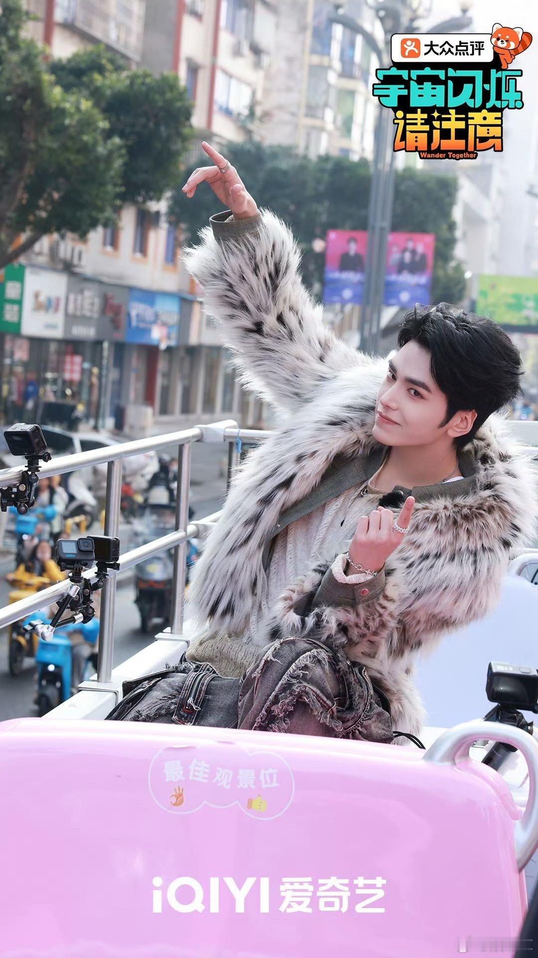 沈月 邵子恒是外国人吗 沈月在节目里看到邵子恒发出“是外国人吗”的疑问，王鹤棣也