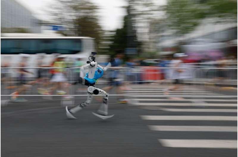 昨天（2026年4月19日），人类在长跑领域的尊严被一群人形机器人给彻底踩在了脚
