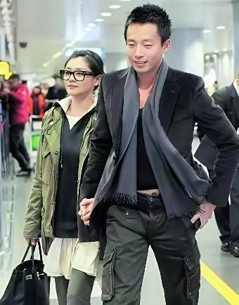 很多人都觉得汪小菲和大S天生一对，分开也满是遗憾。大S私下穿着低调保守，自带气场