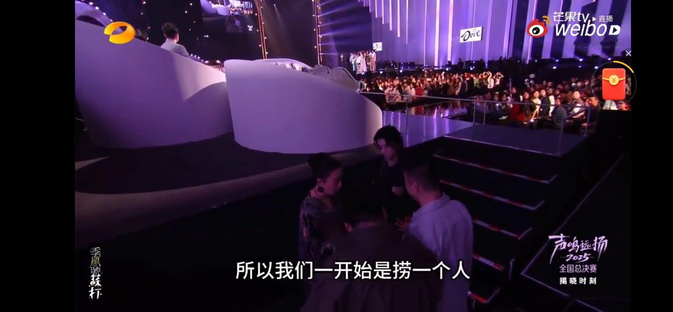 . 那英始终把选手的实力放在第一位，看到优秀的人被埋没果断出手，这样尊重才华、坚